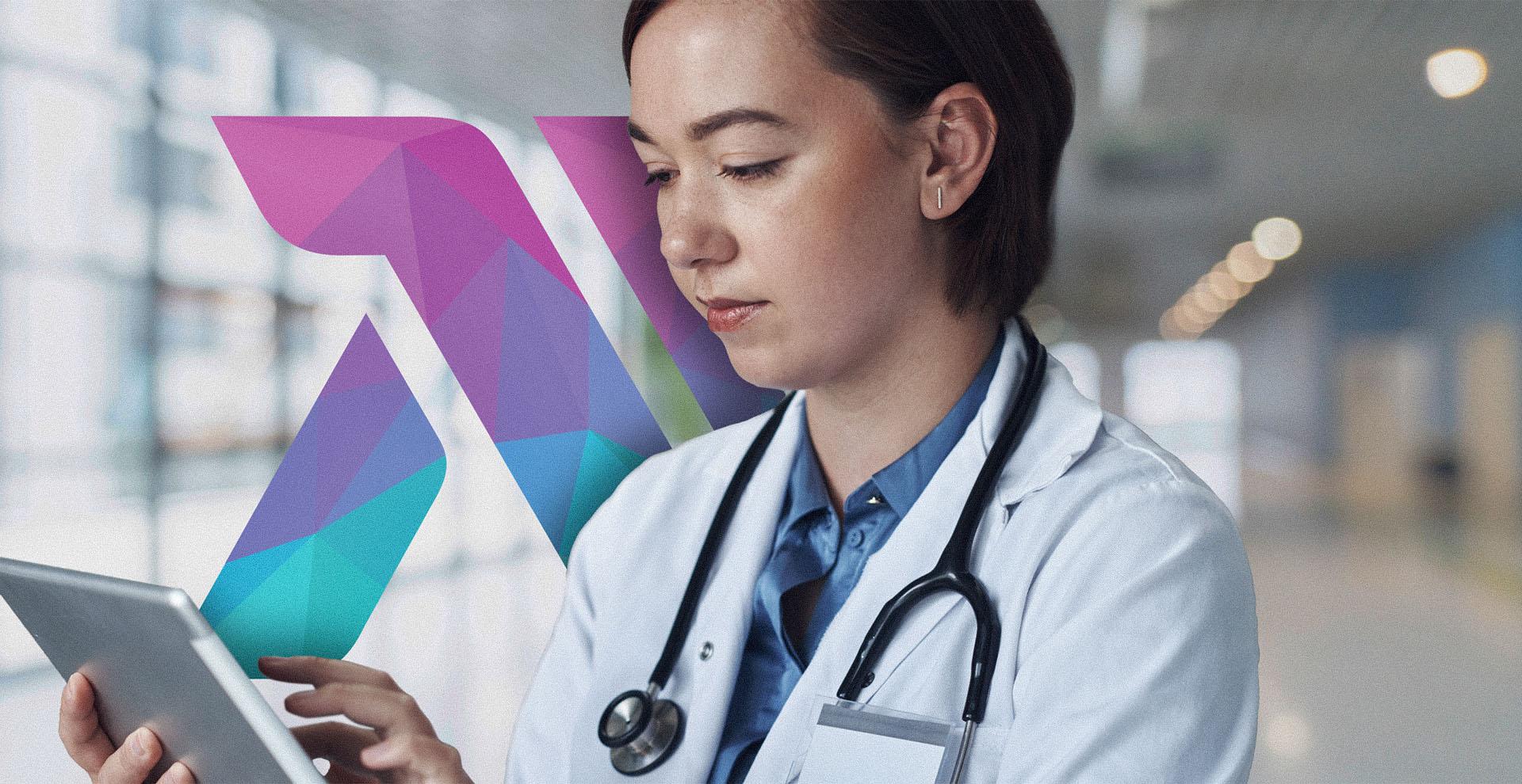 Kuvassa lääkäri tutkii pädiltä potilastietoja.