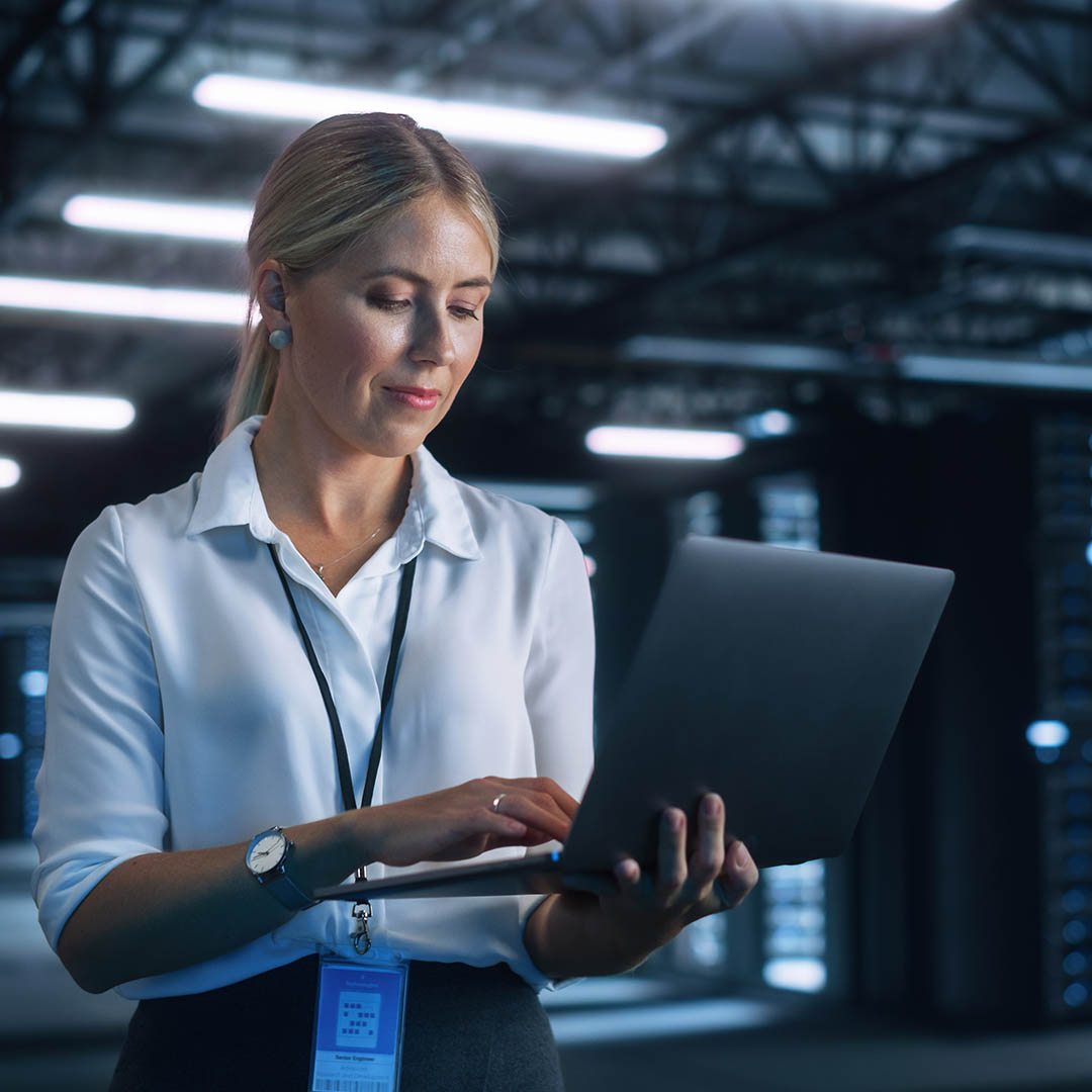 kuvituskuva: nainen palvelinsalissa