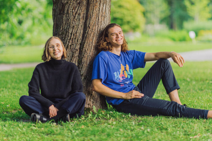 Kuvassa kesäharjoittelijat Iida Kainu ja Eero Hakanen puistossa