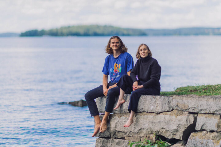 Kuvassa kesäharjoittelijat Eero Hakanen ja Iida Kainu istuvat Pyhäjärven rannassa