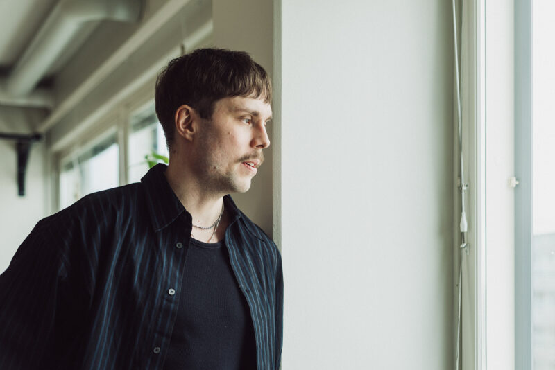 Designer Teemu Viita-aho ikkunan äärellä.